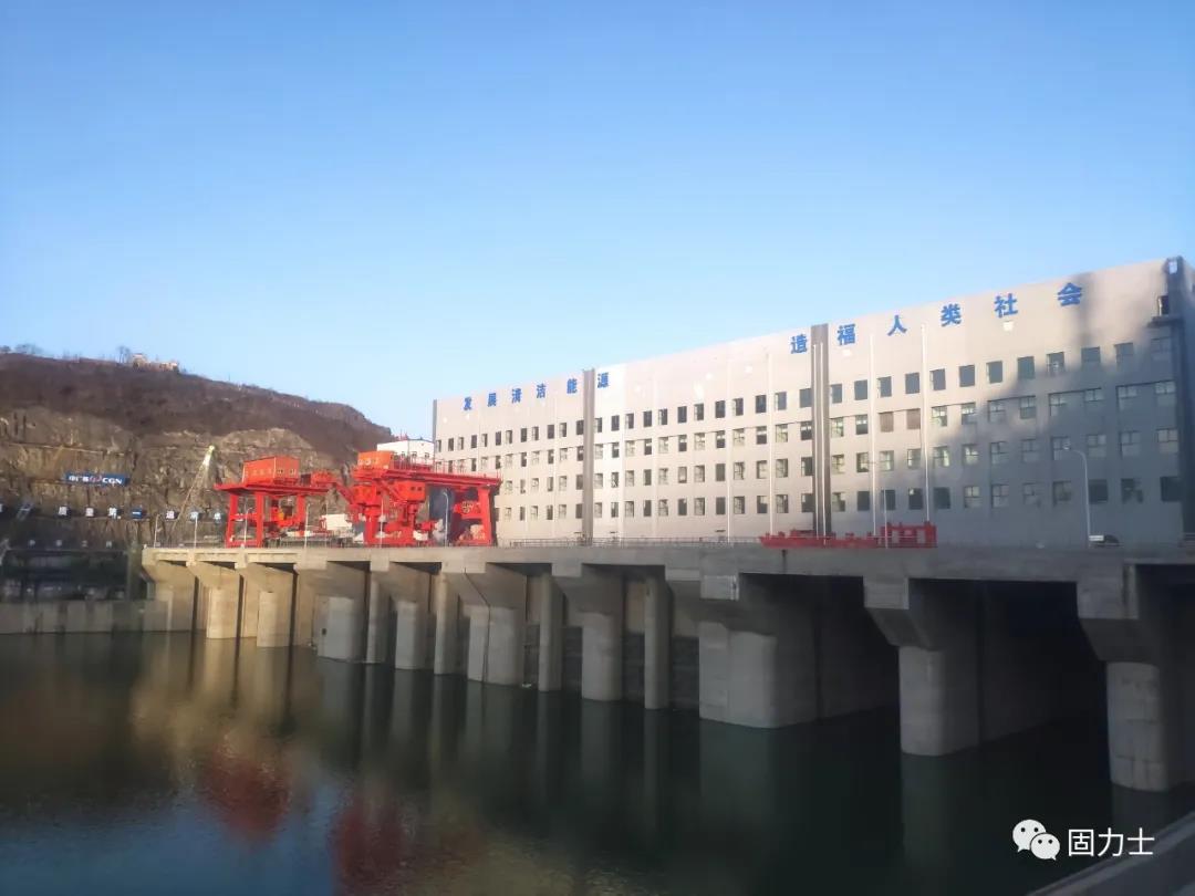 　　漢江白河(夾河)水電站項目效果圖 　　漢江白河(夾河)水電站項目效果圖  　　漢江白河水電站樞紐工程是陜西省“十三五”續建項目之一，為加快推進(jìn)重點(diǎn)項目建設，造福兩岸百姓，白河縣加大溝通協(xié)調力度，最終中廣核集團與中國信達公司以控股的方式共同投資建設。為保障工程建設順利實(shí)施，白河縣先后多次召開(kāi)縣長(cháng)辦公會(huì )、項目建設推進(jìn)會(huì )，做好移民安置、環(huán)境保障、項目服務(wù)等工作，積極為工程建設創(chuàng  )造良好的施工環(huán)境?！?  　　漢江白河(夾河)水電站項目實(shí)景